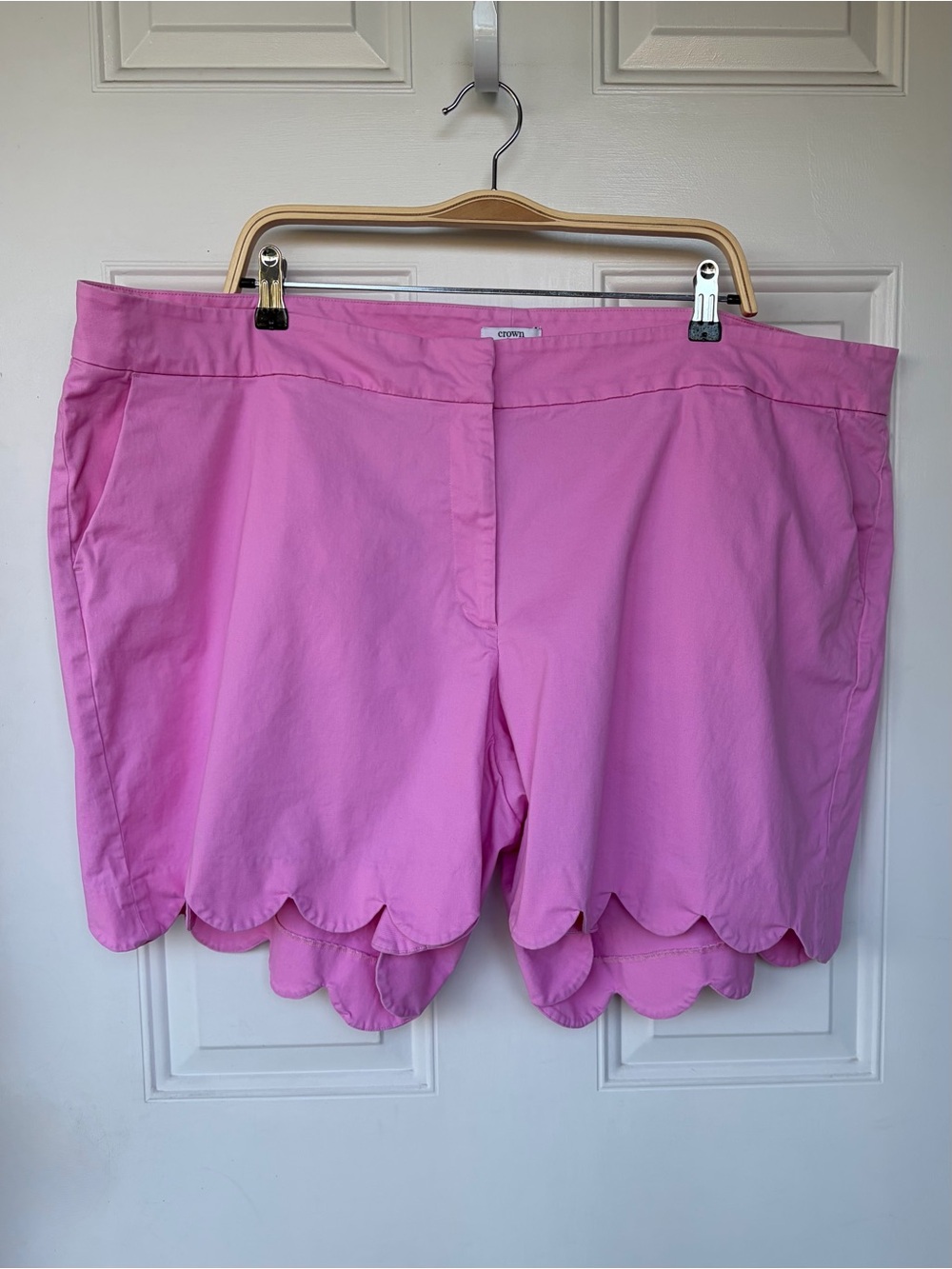 Crown & Ivy Pink Scalloped Plus Size Shorts - Size 24W